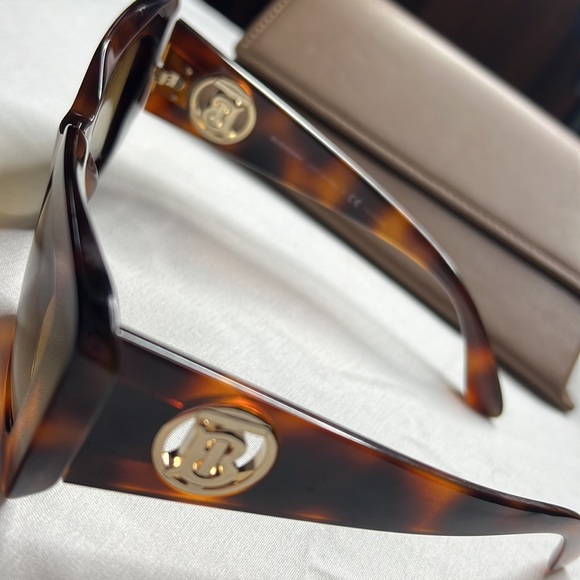 Burberry sunglasses authentic bought from macys includes case - Picture 4 of 9